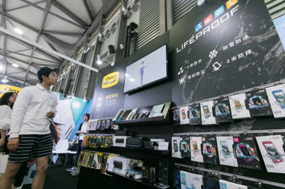 CES 2017精彩开幕,OtterBox现场演绎“摔手机”的实力