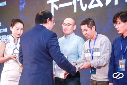 第九届中国云计算标准和应用大会|华云数据斩获多项大奖 参与编写的国家标准《下一代云计算白皮书》正式发布!