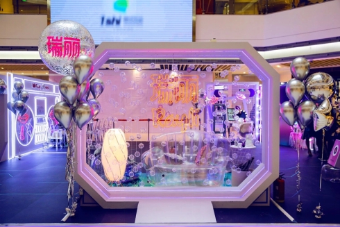 孙伊涵现身R-Space 瑞丽快闪店力荐HFP寡肽原液