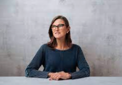 女版巴菲特Cathie Wood:在税法变更之前不要交易比特币