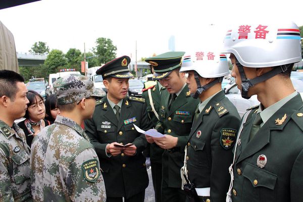 军装照软件不翻动 军人为什么不能上传穿军装的照片